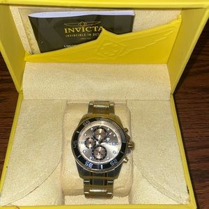 Invicta specialty 17014 quartz men’s watch black & gold stainless case & band .